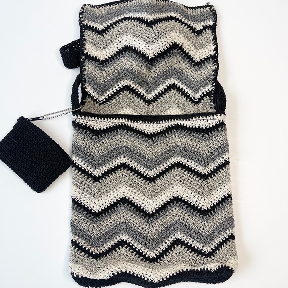 Crossbody Bag for Women Black and White Chevron Pattern Frankie & Johnnie - Picture 6 of 11